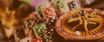 Pengguna asyik bermain sports betting dan casino di perangkat mobile